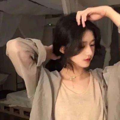 出墙红杏两家春